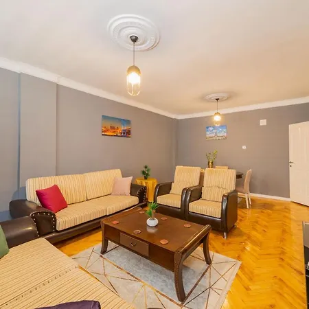 Central Flat Close To The Beach In Muratpasa *